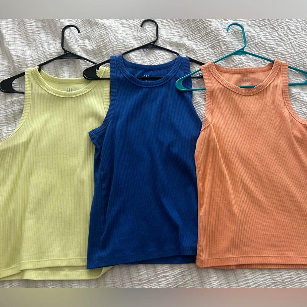 3 GAP ribbed scoop neck tanks